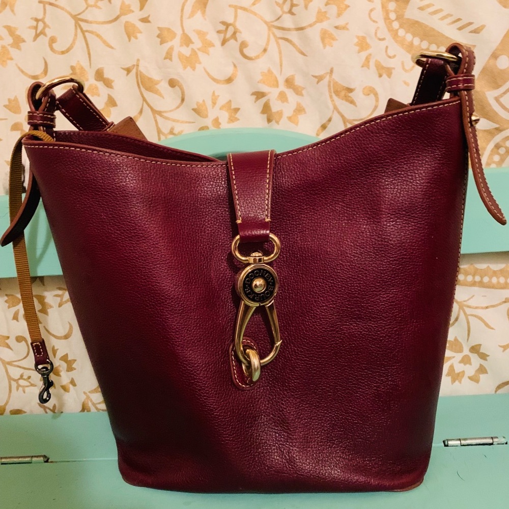 Dooney and Bourke logo clasp handbag